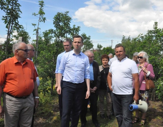 Władysław Kosiniak-Kamysz oglądał sad Daniela Grębowca, mieszkańca Bogorii Skotnickiej.   