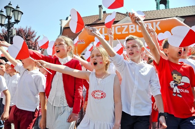 Zobacz, jak było na Patriotycznym Pikniku Oświatowym w Kluczborku. Tłumy dzieci i młodzieży bawiły się na kluczborskim rynku w biało-czerwonych barwach.