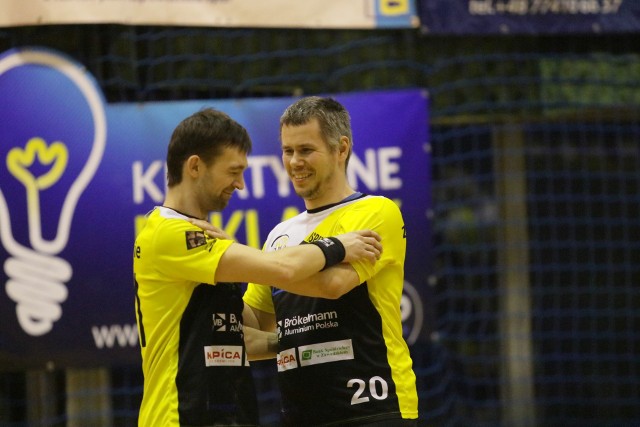 Maciej Ścigaj (z prawej) pozostaje w ASPR-ze Zawadzkie na kolejny sezon. Nadal powinien być jednym z jego filarów.