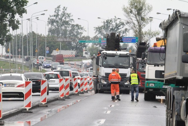 Warunki atmosferyczne zaczęły sprzyjać pozimowym remontom dróg. ZDiUM poinformował o ulicach, na których w najbliższym czasie rozpocznie naprawę ubytków. Zobacz! >>