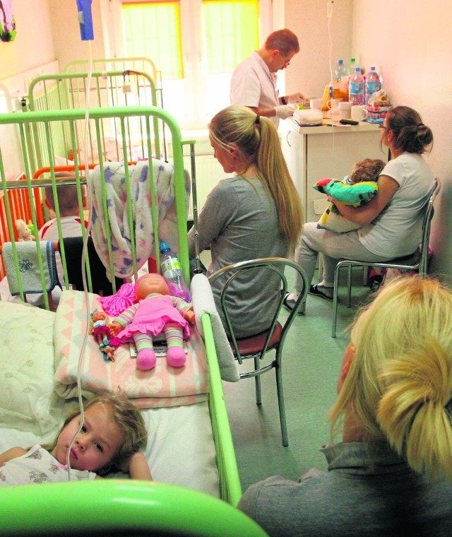Oddział pediatryczny sądeckiego szpitala jest przepełniony. Dodatkowe łóżka wypożyczono z chirurgii dziecięcej. Ograniczono odwiedziny. Przy dziecku, do odwołania, może być jeden rodzic