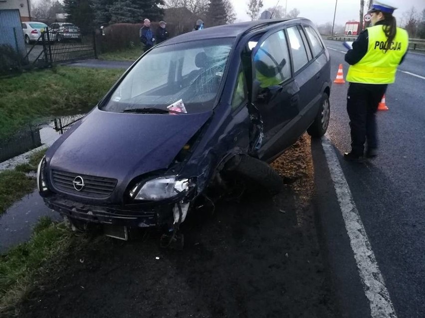 Do wypadku doszło po godzinie 14. Na drodze krajowej nr 67 w...