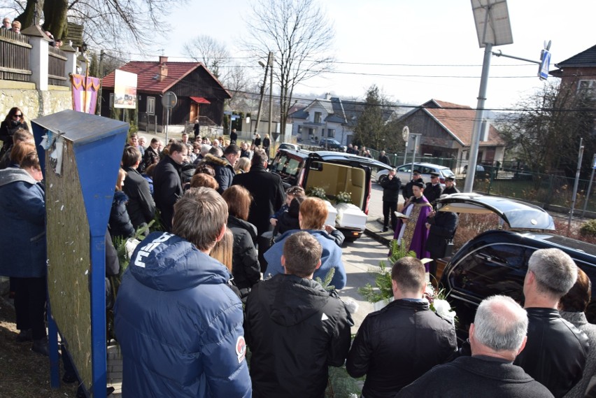 Pogrzeb ofiar rodzinnej tragedii w Zelczynie. Matka i trójka jej dzieci spoczęli w jednym grobie