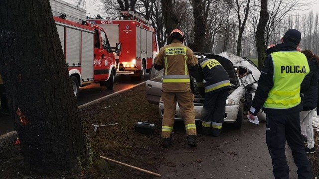 Kierująca mitsubishi 23-latka nie dostosowała prędkości do warunków panujących na drodze, w wyniku czego zjechała na pobocze i uderzyła w drzewo. Została przewieziona do szpitala