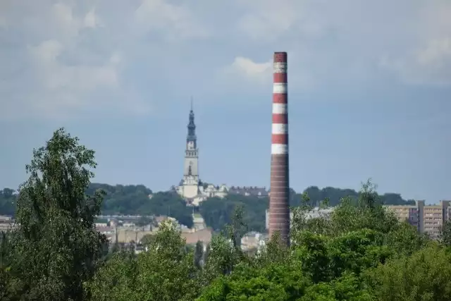 Komin przy ul. Mirowskiej — 90 m wysokościKomin dawnej elektrociepłowni, która została niedawno niemal w całości wyburzona. Również charakterystyczny komin miał zostać rozebrany. Na razie tak się jednak nie stało. Zobacz kolejne zdjęcia/plansze. Przesuwaj zdjęcia w prawo - naciśnij strzałkę lub przycisk NASTĘPNE