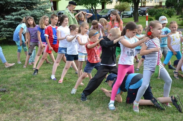 Wołczyński Ośrodek Kultury zorganizował wakacyjne atrakcje dla wszystkich dzieci. Tematyka pierwszego tygodnia była ekologiczna. Dzieci wzięły udział w spotkaniach animacyjnych pt: „Góra śmieci, ziemię szpeci”, „Animacje na sportowo” oraz „Sherlock Holmes na tropie”. Dzieci, które bawią się w Wołczyńskim Ośrodku Kultury, otrzymały Paszport Uczestnika Zajęć Wakacyjnych, który służy do odnotowywania obecności na zajęciach. Kto zdobędzie najwięcej pieczątek za obecność, dostanie nagrodę.W związku z ekologicznym charakterem wakacji w mieście, Wołczyński Ośrodek Kultury ogłosił kilka ekokonkursów: „Wkręć się w nakrętki”, „Oszczędzaj  naturę” - przynieś makulaturę, „Baterie zbieramy” - razem o środowisko dbamy. Celem tych konkursów jest selektywna zbiórka odpadów oraz konkurs na największą ilość zebranych śmieci. 5 laureatów z każdego konkursu w nagrodę pojedzie na wycieczkę do Wrocławia.