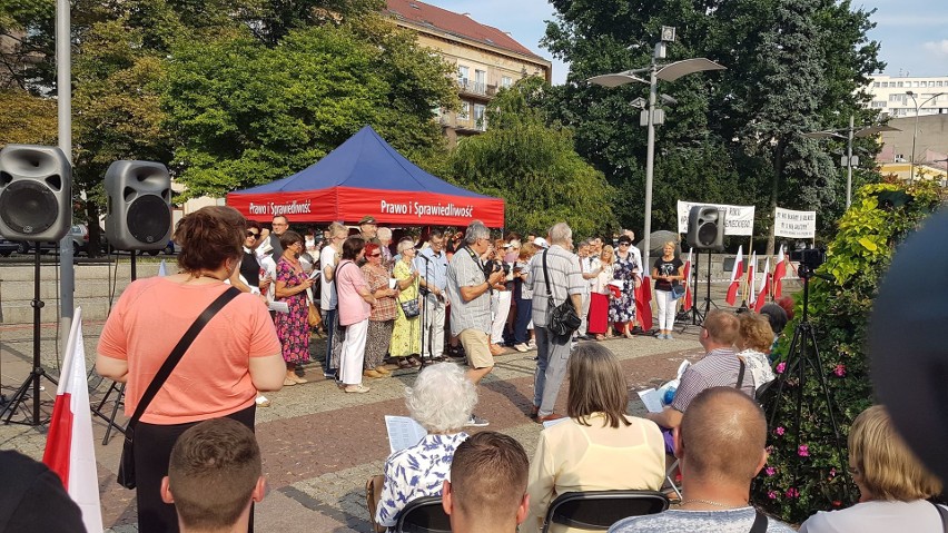 Kilkaset osób wzięło udział w patriotycznym śpiewaniu w Szczecinie