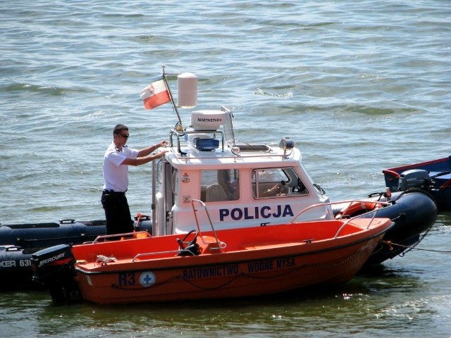 Policjanci przypominają, że ci, którzy sterują łodziami pod wpływem alkoholu, odpowiadają tak samo, jak kierowcy na drogach.