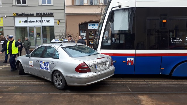 Na ul. Gdańskiej w Bydgoszczy doszło do zderzenia taksówki z tramwajem. Ruch przez kilkadziesiąt był zablokowany. W centrum miasta mogą tworzyć się duże korki. 