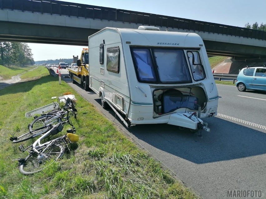 Na A4 auto z przyczepą przewróciło się na jezdni