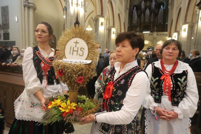 Dożynkowa msza święta w łódzkiej archikatedrze - oto wieńce, jakie przywieźli rolnicy z całego regionu
