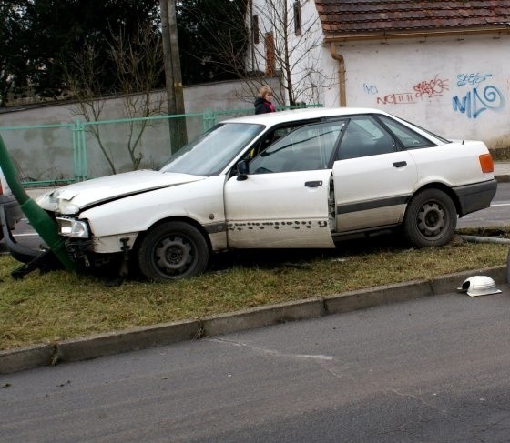 Pijany kierowca tego audi nie zdążył wyjechać na główną ulicę miasta. Być może dzięki temu nikt nie zginął.