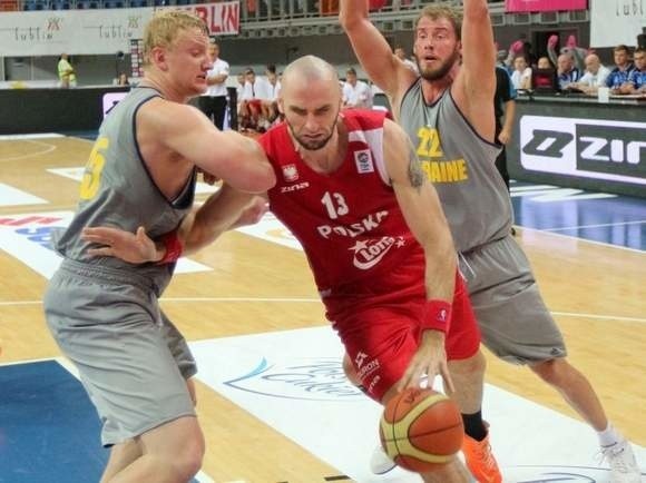 Marcin Gortat (w czerwonym stroju) ma poprowadzić polską reprezentację do co najmniej siódmego miejsca w mistrzostwach Europy.