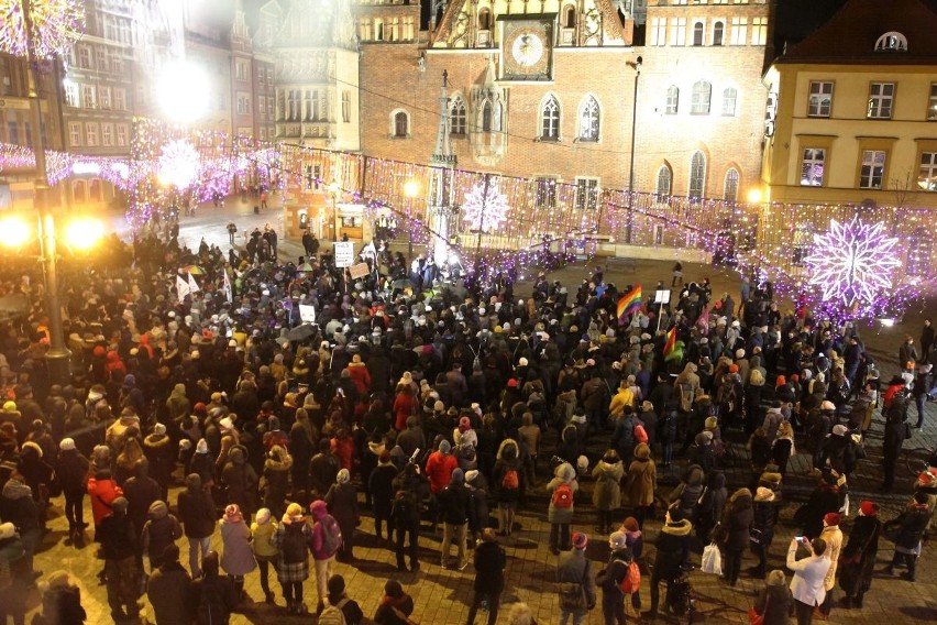 Czarna Środa we Wrocławiu. Protest w Rynku i pod biurami poselskimi 