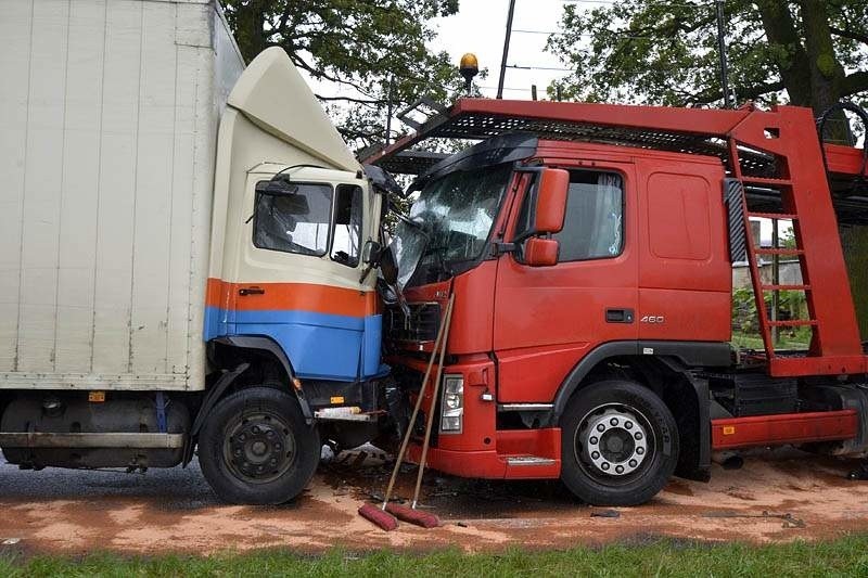 Czołowe zderzenie ciężarówek w Borównie pod Bydgoszczą [zdjęcia]