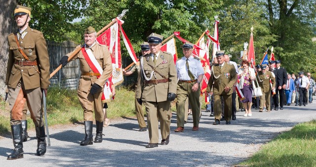 Prezes Stowarzyszenia Rekonstrukcji Historycznych Jodła Dionizy Krawczyński prowadzi poczty sztandarowe na uroczystą mszę świętą.ZOBACZ: Raszówka. Dwie osoby zginęły w tragicznym zderzeniu aut