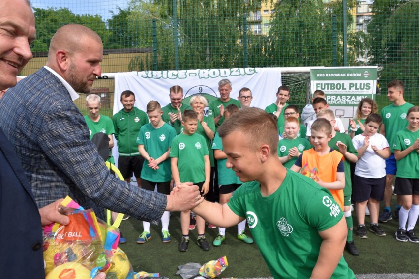 Dzieci z sekcji Radomiak Futbol Plus dostały nowy sprzęt sportowy i koszulki. Zobacz zdjęcia
