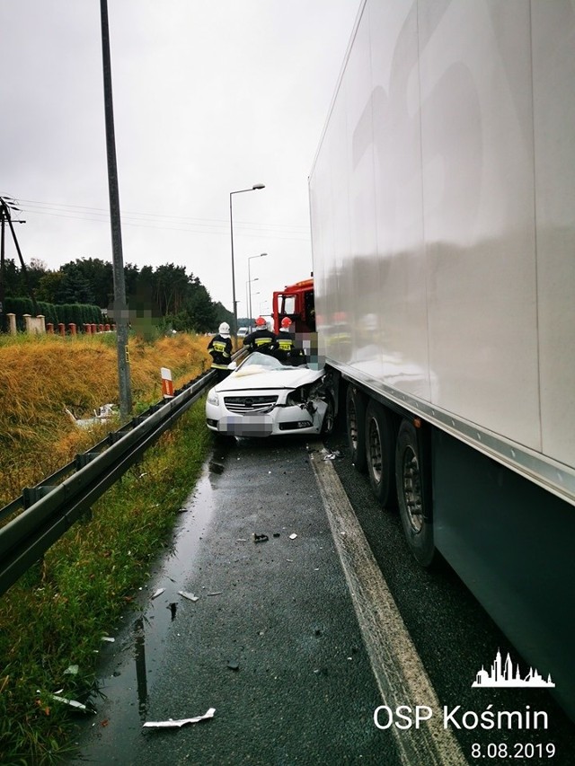 Zderzenie osobówki z ciężarówką w Głuchowie. Strażacy rozcinali auto