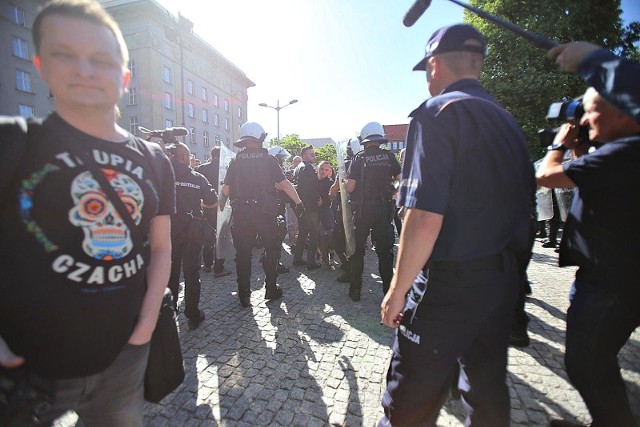 W maju 2018 roku antyfaszyści zablokowali marsz narodowców w Katowicach. Na miejscu doszło do starć z policją. Tym razem atmosfera ma być równie gorąca, bo kontrmaniofestację zapowiadają środowiska lewicowe.Zobacz kolejne zdjęcia. Przesuwaj zdjęcia w prawo - naciśnij strzałkę lub przycisk NASTĘPNE