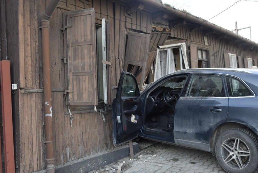 Wypadek w Skierniewicach. Samochód uderzył w budynek w Skierniewicach. Utrudnienia w ruchu w centrum miasta