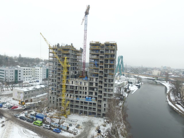 River Tower będzie najwyższym budynkiem mieszkalnym w mieście. Składać się będzie z dwóch wież, mierzyć  65 metrów, liczyć 20 kondygnacji. W wysokościowcu ze szkła, stali i betonu znajdzie się 128 mieszkań o powierzchniach od 40 do 69 m kw.Na czterech najwyższych kondygnacjach znajdą się luksusowe 2 – poziomowe apartamenty z antresolami od 92 do 122 m kw. Dla klientów szukających większych powierzchni przygotowaliśmy lokale o pow. ok. 206 m kw. Oprócz mieszkań wybudowana zostanie przystań i część restauracyjna na parterze budynku, kondygnacje 1, 2 i 3 przeznaczone są na parking ( w sumie 73 miejsca postojowe w budynku oraz 38 miejsc zewnętrznych), kolejne kondygnacje to mieszkania wraz z piwnicami, na 7 kondygnacji została zaprojektowana siłownia wraz z salą zabaw dla dzieci. Restauracja składać się będzie z trzech sal rozdzielonych ruchomymi ściankami. Na River Tower wszedł także nasz fotograf.  TUTAJ MOŻNA OGLĄDAĆ WIDOKI Z RIVER TOWER