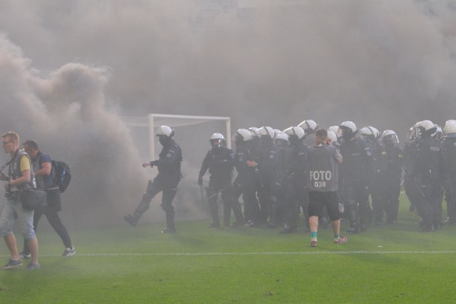 Zadyma na meczu Lecha z Legią 20.05.2018 Spotkanie przerwane, piłkarze uciekli do szatni