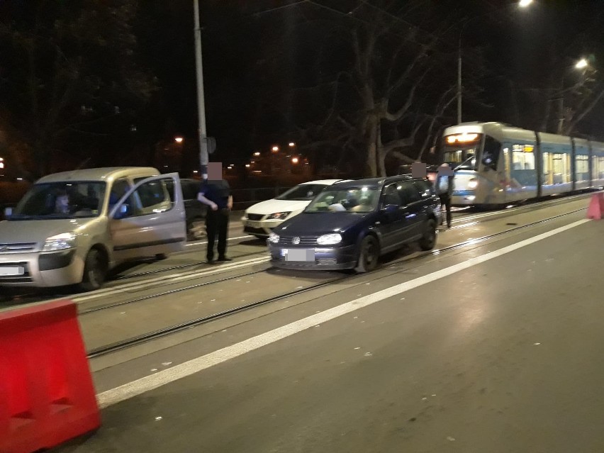 Wypadek na Podwalu. Auta zablokowały torowisko 
