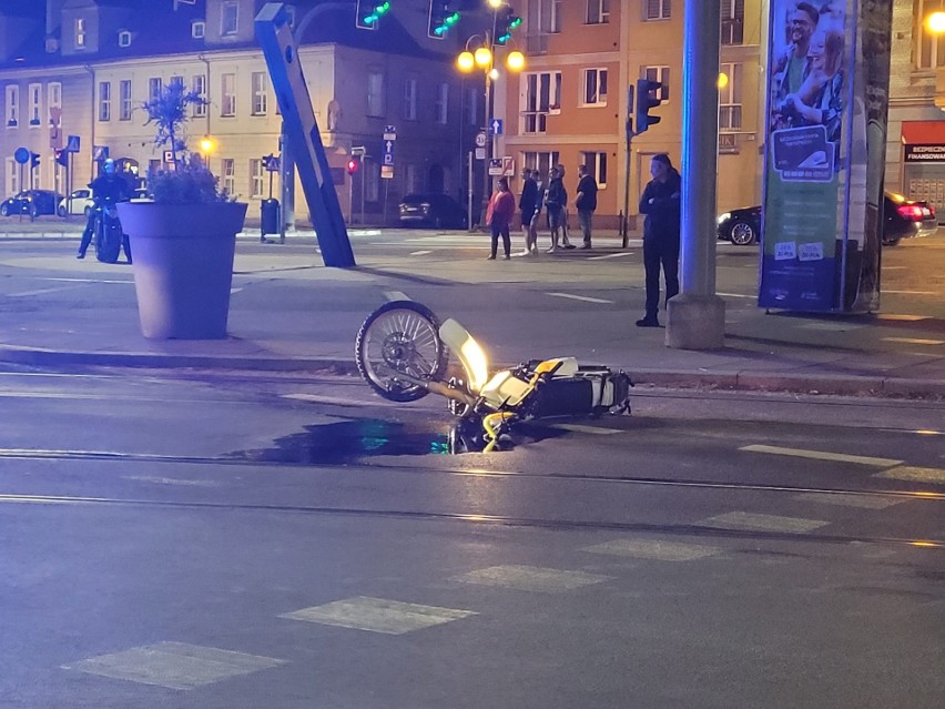 Niebezpieczny wypadek w Szczecinie. Motocyklista zderzył się z dwoma autami [ZDJĘCIA]