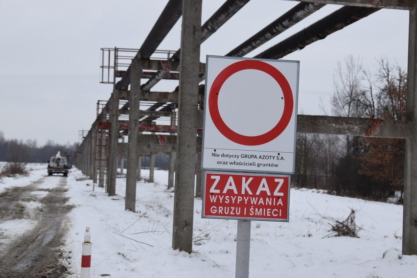 Wzdłuż rurociągu biegnie droga, którą odbywają się...