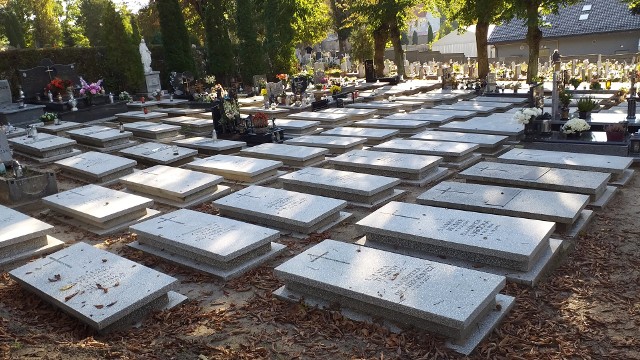 Na cmentarzu w Chełmnie wielkiego ruchu nie ma. Przed wejściem można kupić wiązanki i znicze