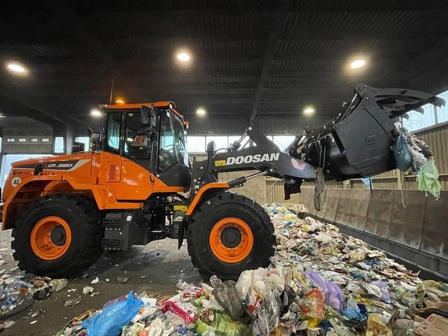 Łódzkie MPO z roku na rok zadziwia łodzian coraz to nowszymi rekordami. A to nie koniec! "Liczymy, że w 2022 roku pobijemy ten rekord. To nowe wyzwanie." - zapowiada Tomasz Kacprzak, Dyrektor Ds. Gospodarki Odpadami.