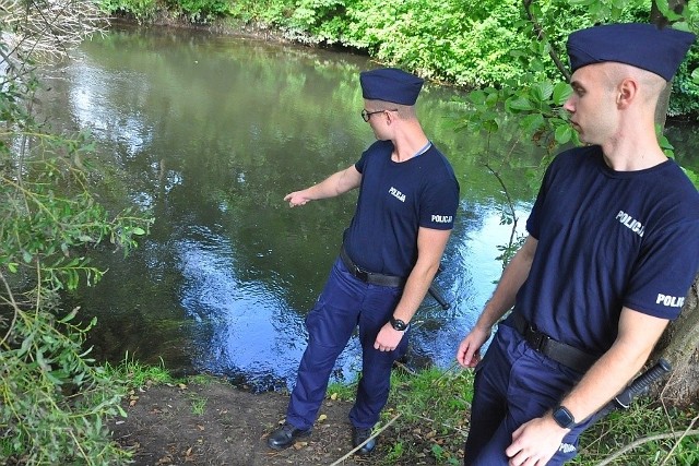 Post. Maciej Cieślak z Komendy Powiatowej Policji w Pile oraz post. Hubert Skrzypiński z Komendy Powiatowej Policji w Nowym Tomyślu pobiegli do miejsca, z którego doszedł odgłos plusku wody i wyciągnęli topiącego się mężczyznę