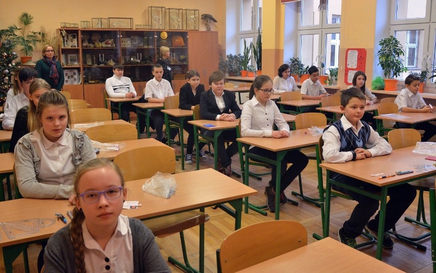 Szóstoklasiści z regionu łódzkiego pisali próbny egzamin kończący szkołę podstawową [ZDJĘCIA]