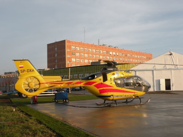 Helikopter Lotniczego Pogotowia Ratunkowego na lądowisku koło szpitala wojewódzkiego w Gorzowie