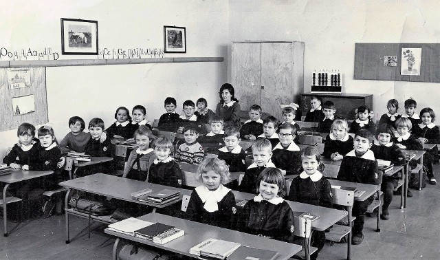 Na zdjęciu uczniowie klasy 1b, którzy w roku szkolnym 1968/1969 rozpoczęli naukę w nowej SP nr 16 w Opolu.