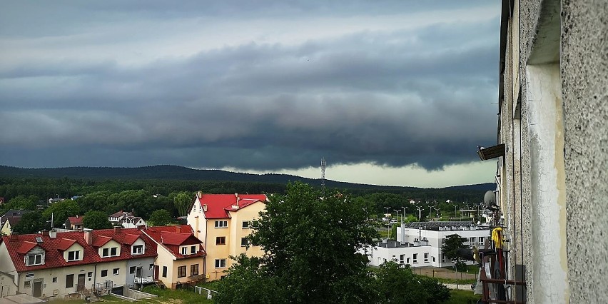 Potężne nawałnice nad Świętokrzyskiem. Ściana deszczu, wyrwane drzewa, podtopione domy [RAPORT NA BIEŻĄCO]