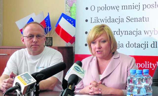 Radny Wojciech Kielka podczas spotkania wyborczego Solidarnej Polski (na zdjęciu z Beatą Kempą)
