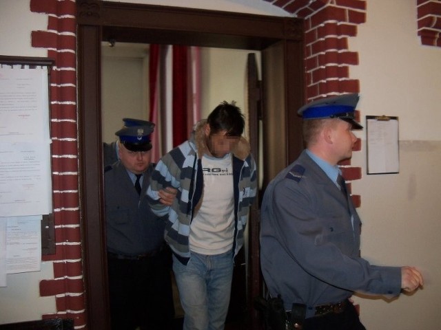 Kiedy go w środę policjanci prowadzili przez korytarz sądu w Nysie, Łukasz K. kulił się przed wzrokiem zwykłych ludzi i aparatami fotoreporterów.