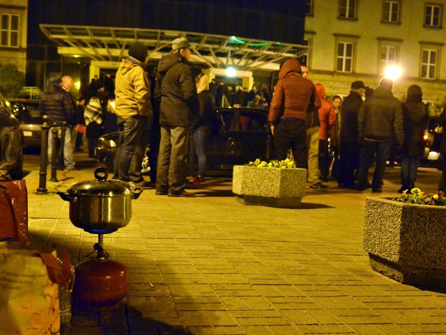 Społeczna kolejka do składania wniosków o wymianę pieców przed Urzędem Miejskim w Radomiu.