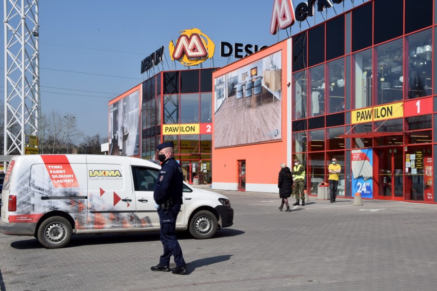 Policja przy marketach budowlanych w Świętokrzyskiem. Czy można robić zakupy podczas epidemii koronawirusa? (WIDEO) 