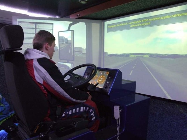 Za pomocą takiego symulatora przeprowadzane są szkolenia w ramach kursów kwalifikacyjnych przyszłych kierowców zawodowych, ale też zajęcia doskonalenia np. techniki jazdy.