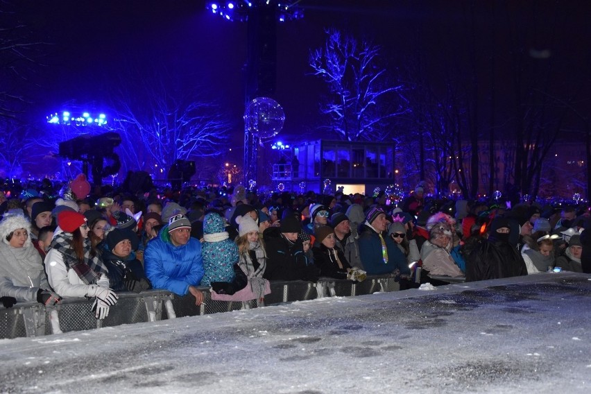 Sylwester 2018 w Zakopanem. Tak na Równi bawiła się publiczność oraz VIPy (w tym marszałek sejmu)