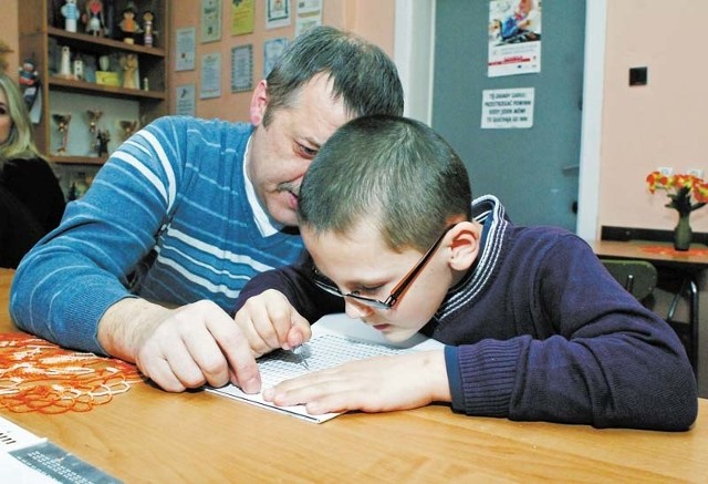 Pawełek Więcko, skupiony na poznawaniu liter, podczas piątkowych, pierwszych zajęć nauki alfabetu Braille'a. Chłopiec zdradził nam, że nauka jest bardzo przyjemna. Alfabetu Braille'a uczy się też jego przybrany tato Waldemar Przeor. 