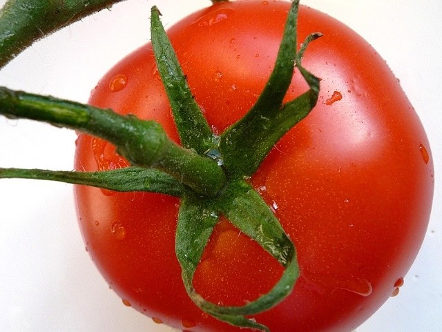 Jeden ogórek może zniszczyć całą witaminę C w pomidorze