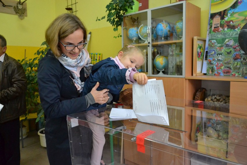 Głosowanie w Tarnobrzegu, gdzie frekwencja na godzinę 12...