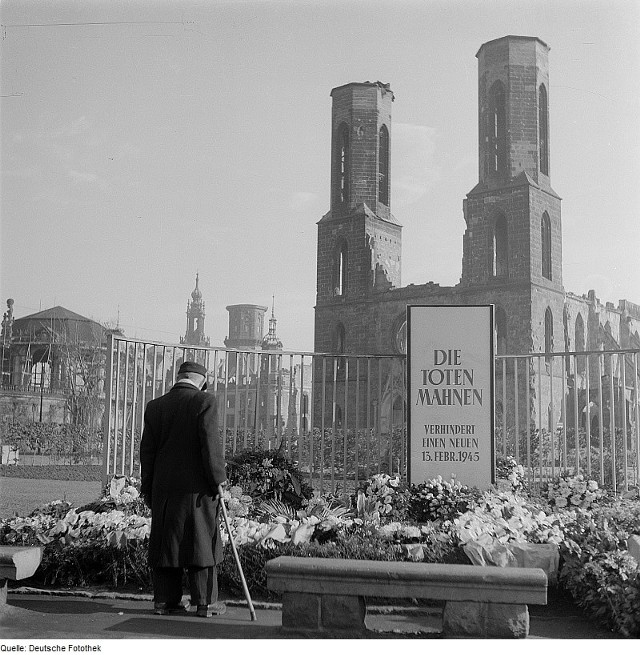 Richard Peter | Kranzniederlegung anläßlich des 13. Februar 1945 mit Erinnerungstafel "Die Toten mahnen. Verhindert einen neuen 13. Februar 1945" | Ansicht mit Ruine der Sophienkirche | Quelle: Deutsche Fotothek, Inventarnummer df_ps_0000328 | Zugriff: http://de.wikipedia.org/wiki/Datei:Fotothek_df_ps_0000328_Kranzniederlegung_anl%C3%A4%C3%9Flich_des_13._Februar_1945_mit_Erin.jpg