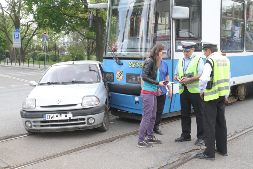 Zderzenie samochodu z tramwajem na ul. Sienkiewicza [ZDJĘCIA]