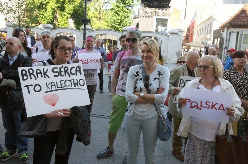 Na Piotrkowskiej przed siedzibą PiS organizacje kobiece i KOD wspierali niepełnosprawnych