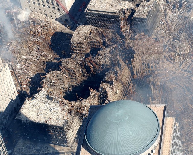 11 września 2001 roku dwa samoloty porwane przez terrorystów z Al-Kaidy uderzyły w dwie wieże World Trade Center. Dziś mija 21 lat od tych dramatycznych wydarzeń.