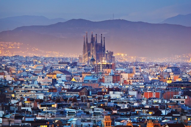 Widok na miasto i świątynię Sagrada Familia.